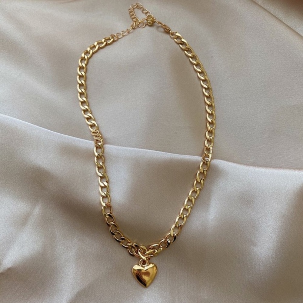 3/$30 💛 Gold Heart Chain Choker - Picture 2 of 8